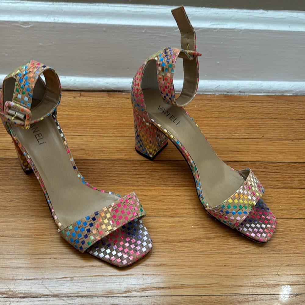Vaneli Spring must have sandals! Size 9.5.